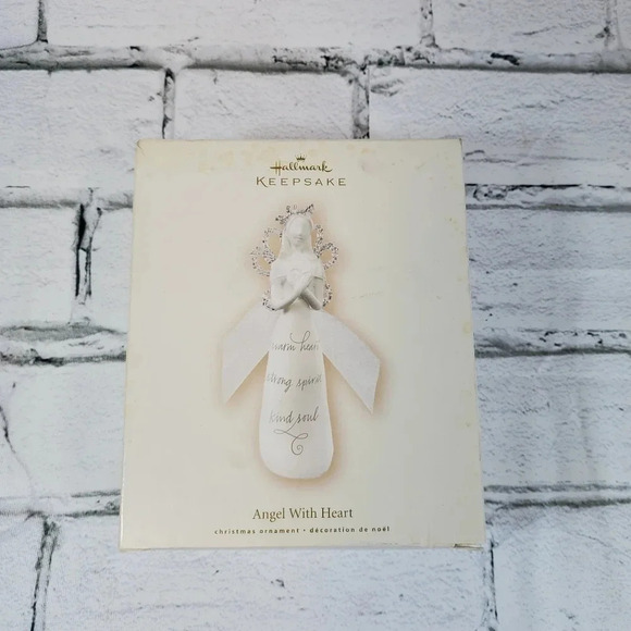 2007 Angel With Heart Hallmark Keepsake Collectors Ornament HM3 - Picture 2 of 11